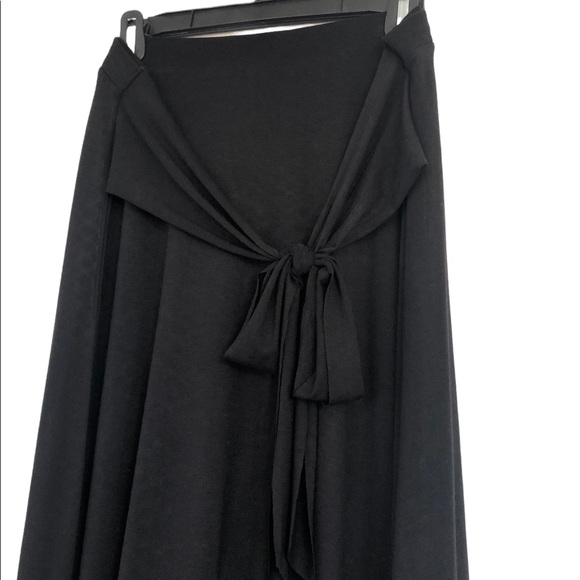 Black hi low rayon maxi skirt. - Picture 2 of 6